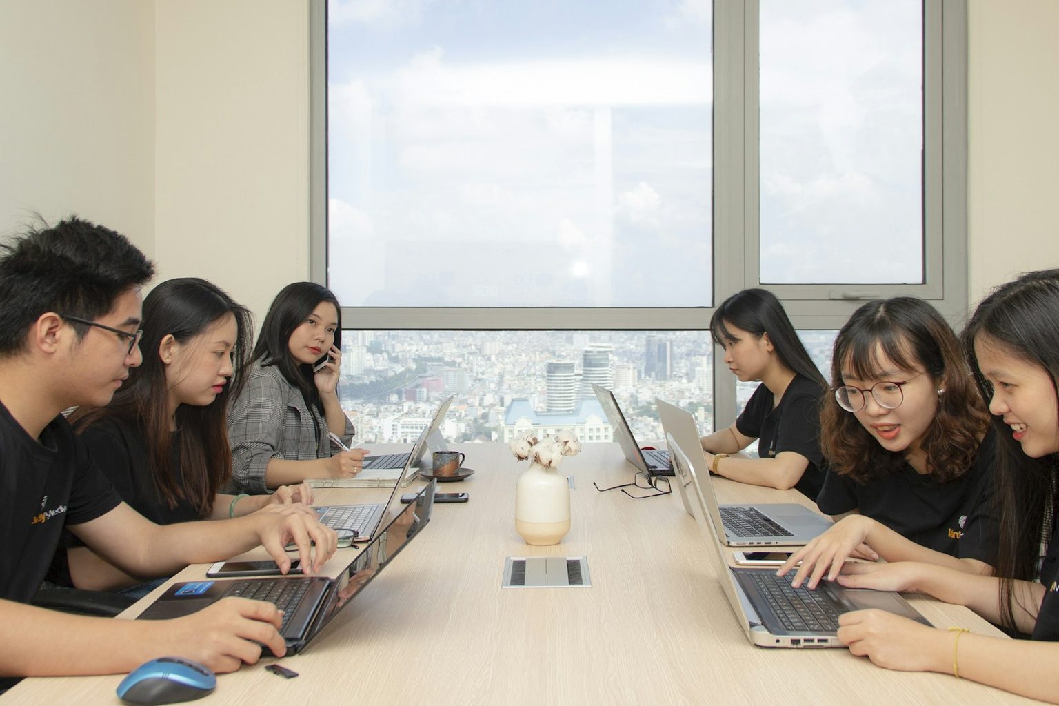 パソコンに向かって作業する社員たち