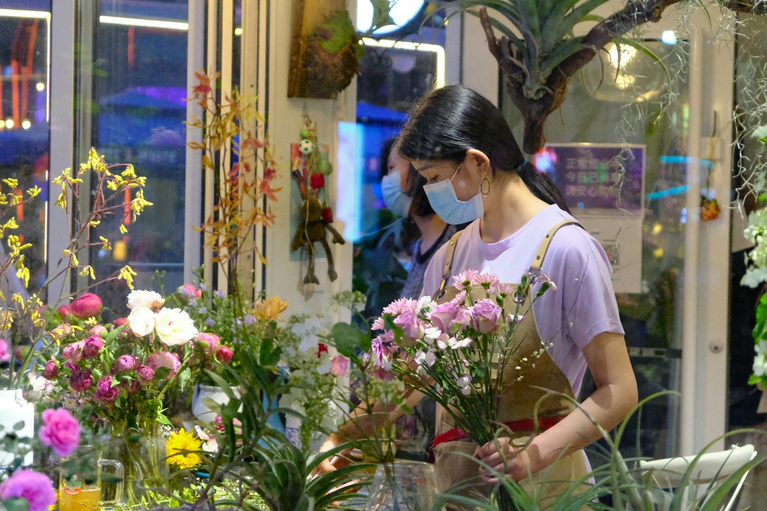 色とりどりの花を選ぶお客様