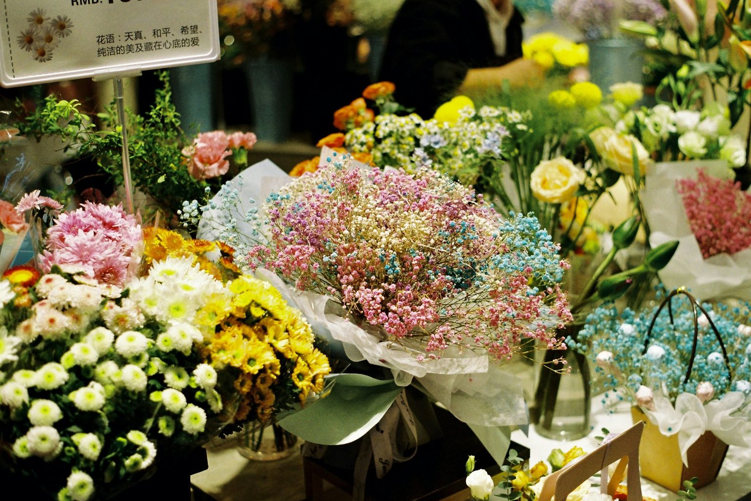 店頭に並んだ花束