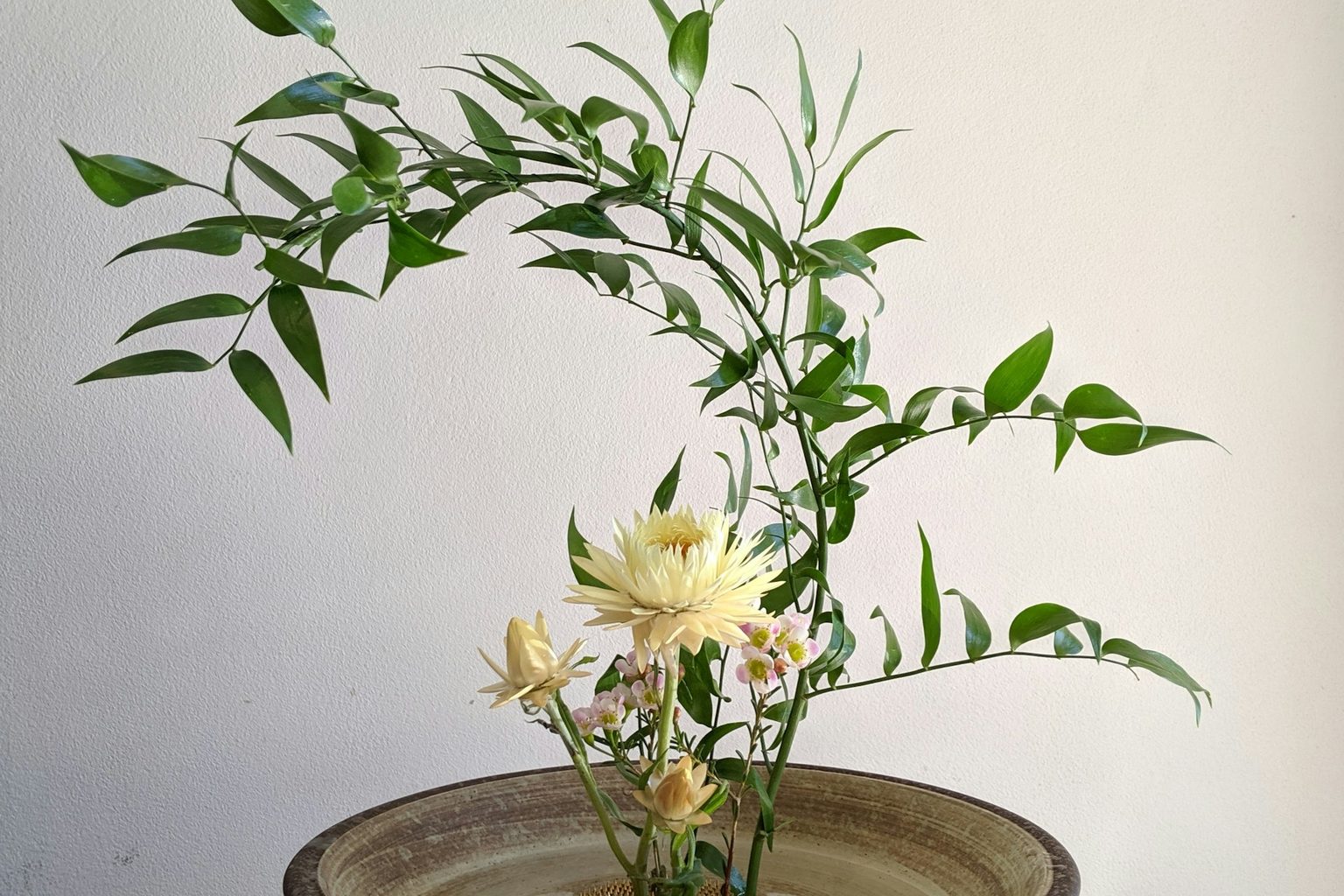 白い器に生けたいけばな