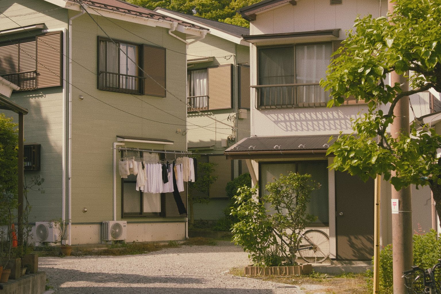 住宅街に建つ2階建ての家