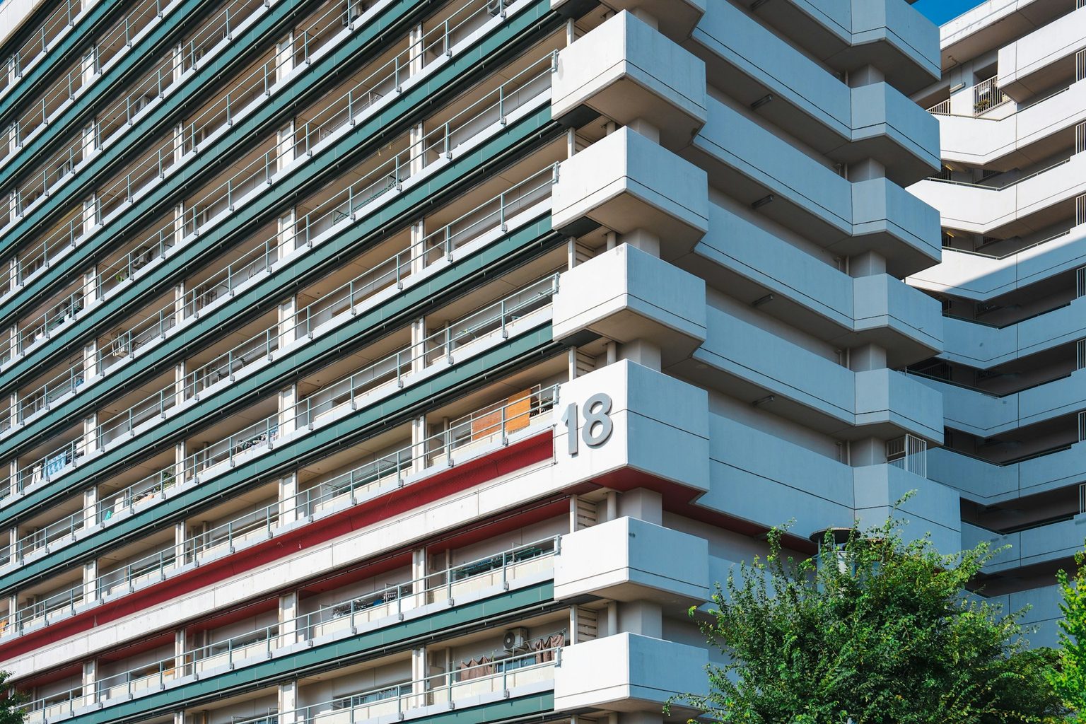 青空の下に建つマンション