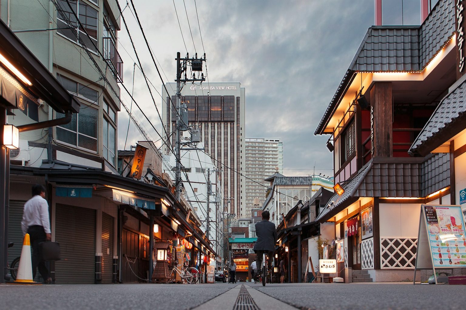 夕方の商店街の通り