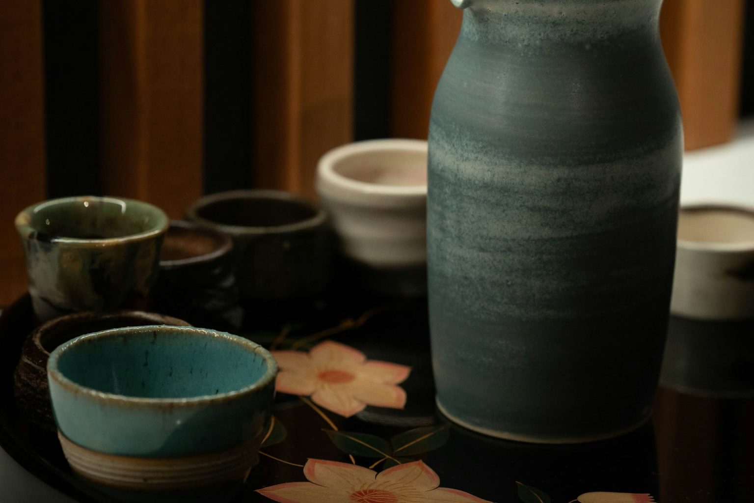 漆の盆にのせた酒器とぐい呑み