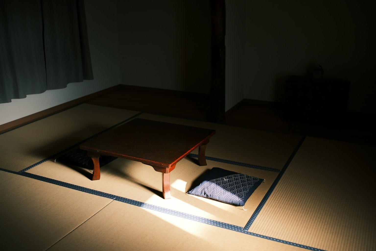 座卓と座布団が置かれた、新しい畳の部屋