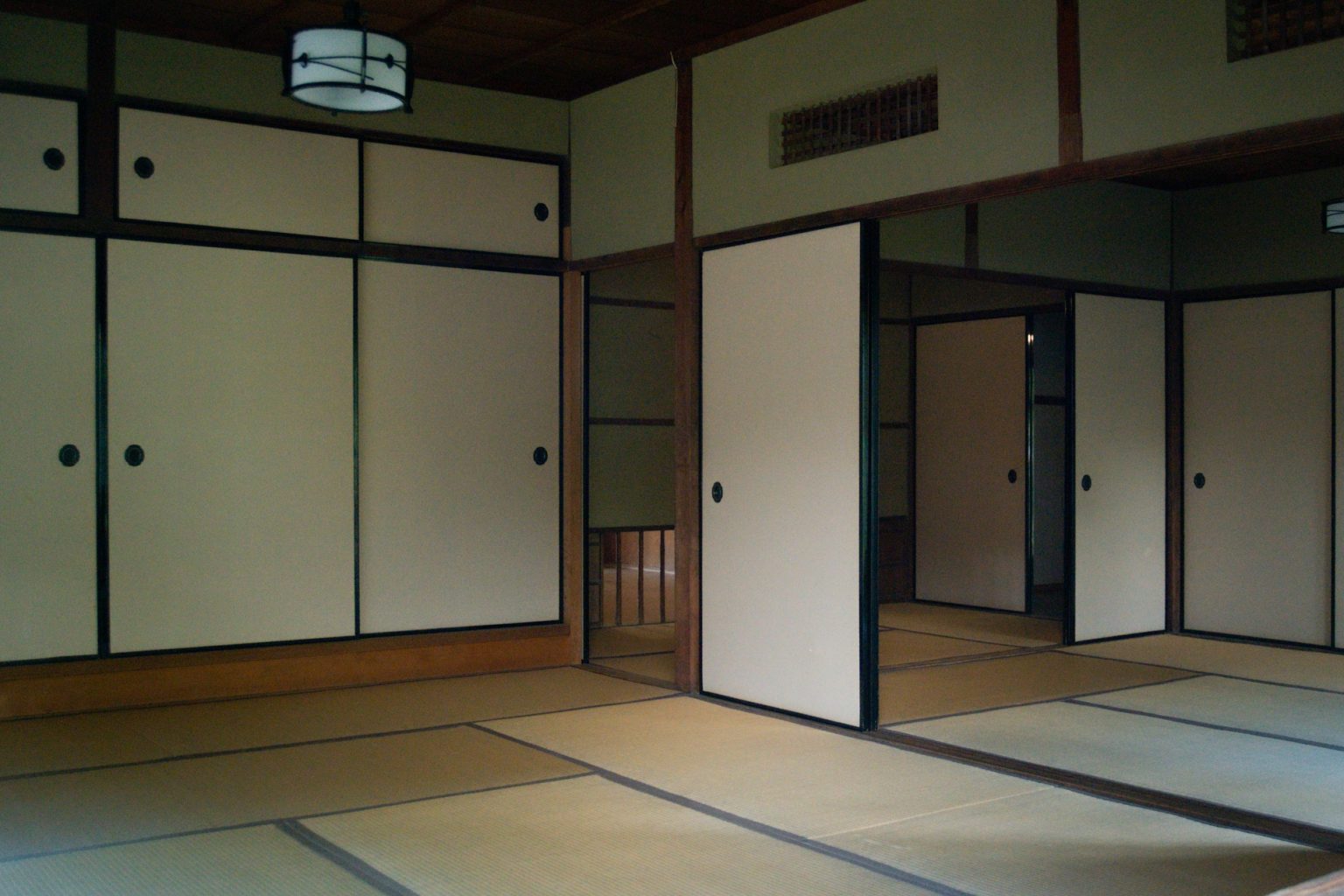 白い襖に囲まれた、畳敷きの和室