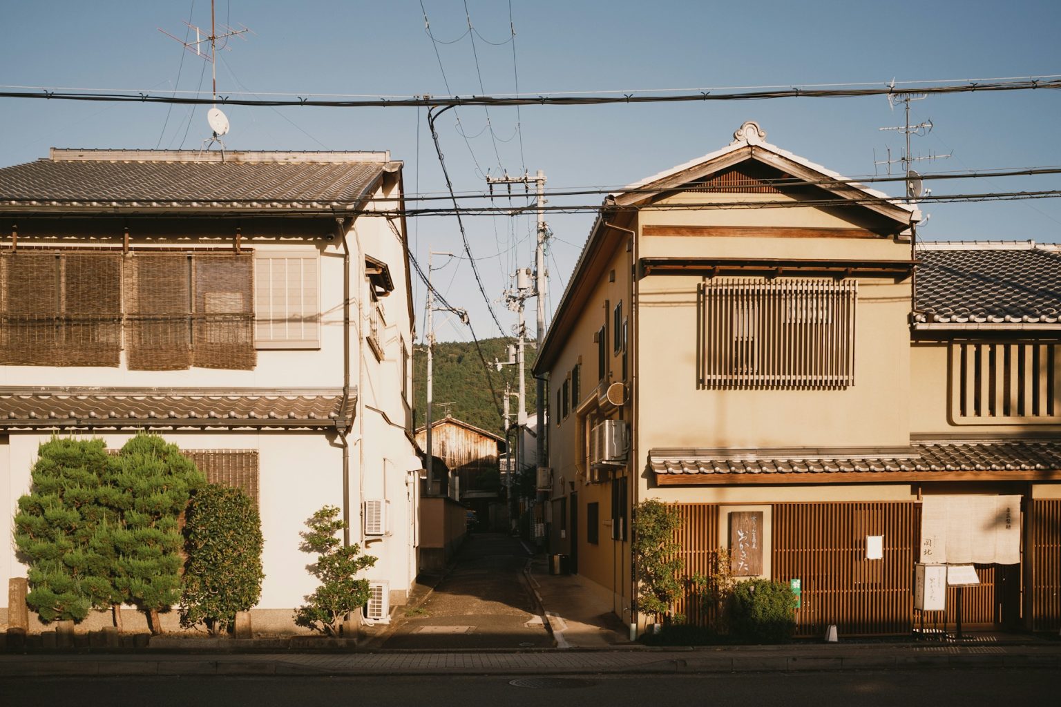 瓦屋根の二階建ての家が並ぶ通り