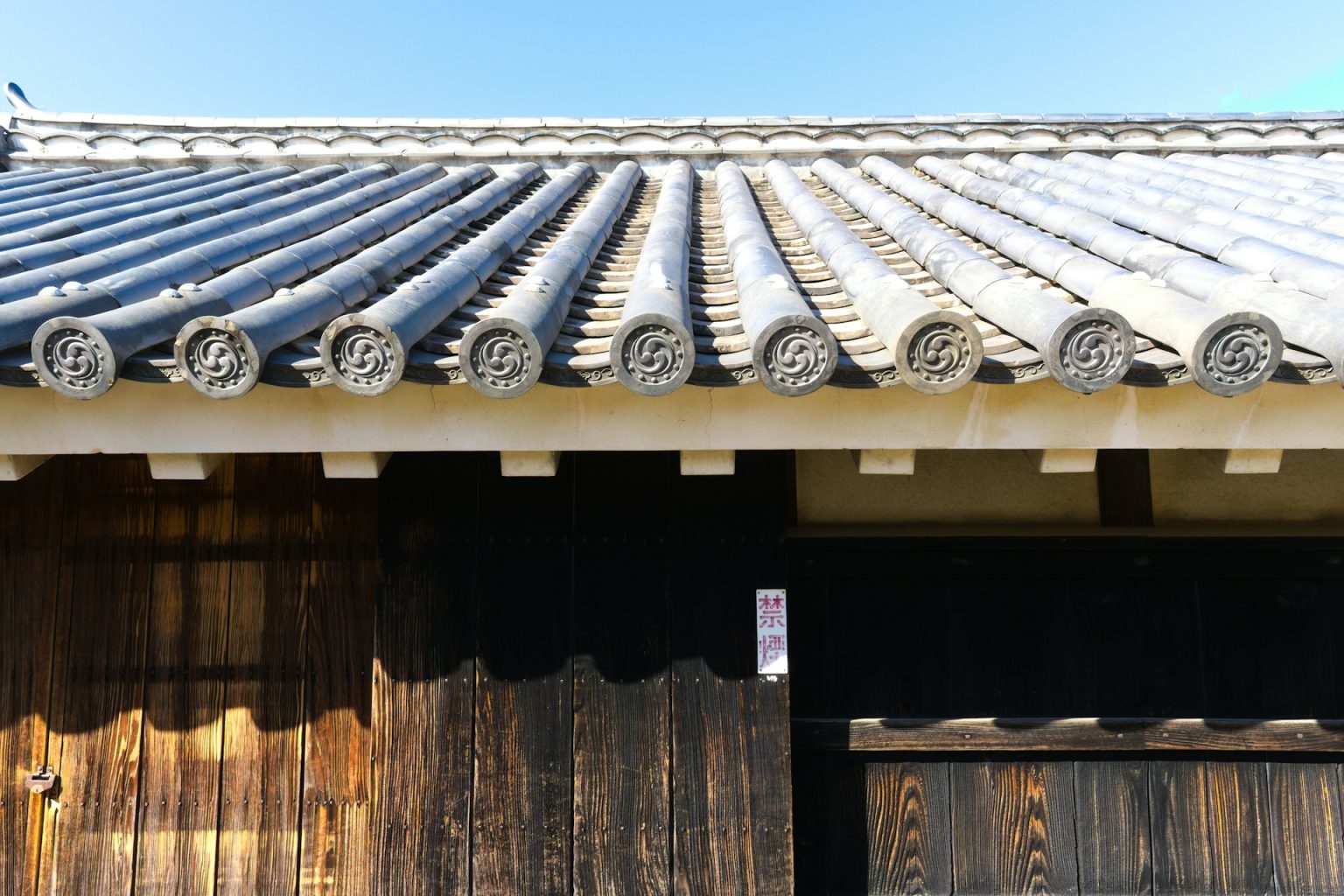丸い紋の入った軒先の瓦