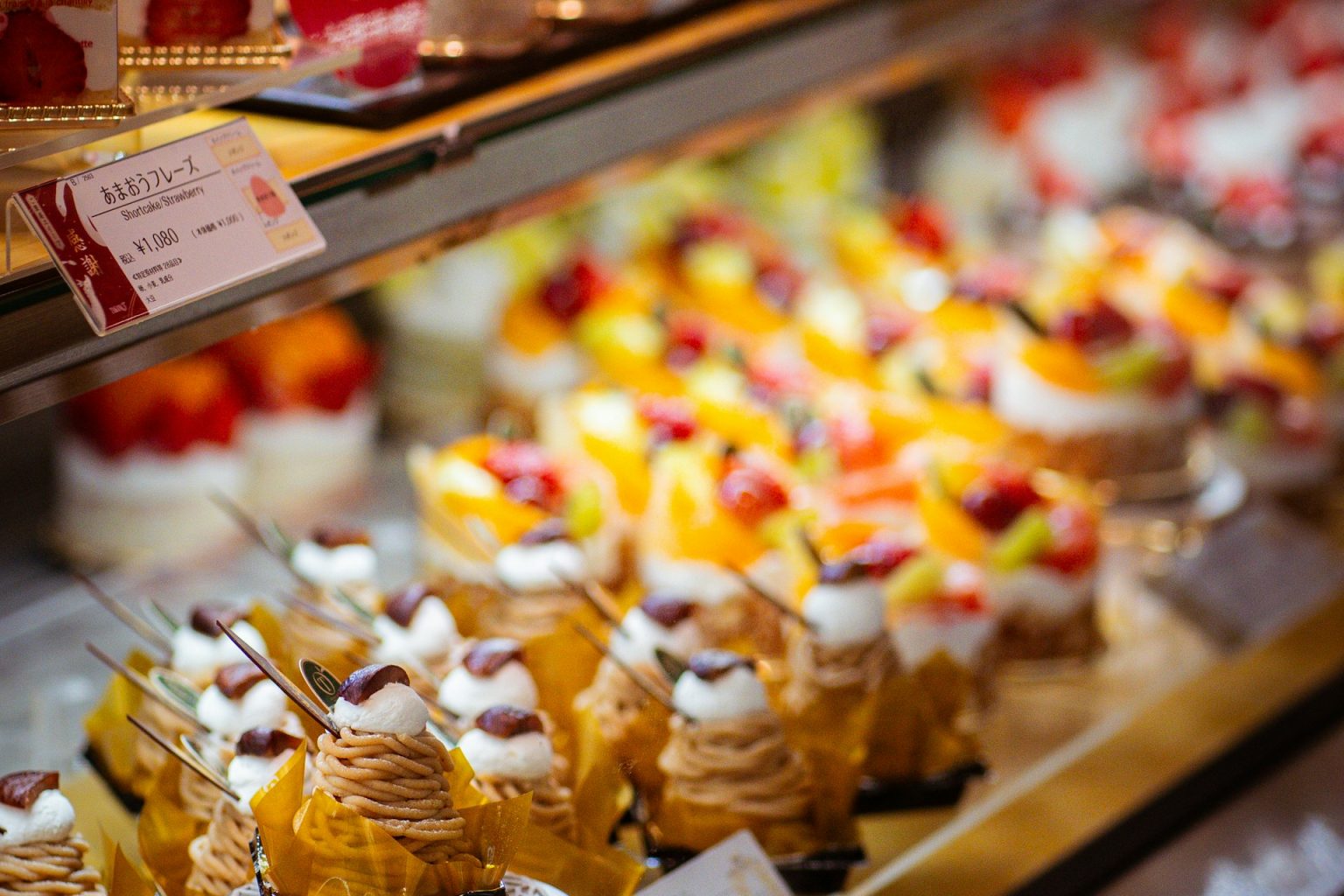 ショーケースに並んだ果物のケーキとモンブラン