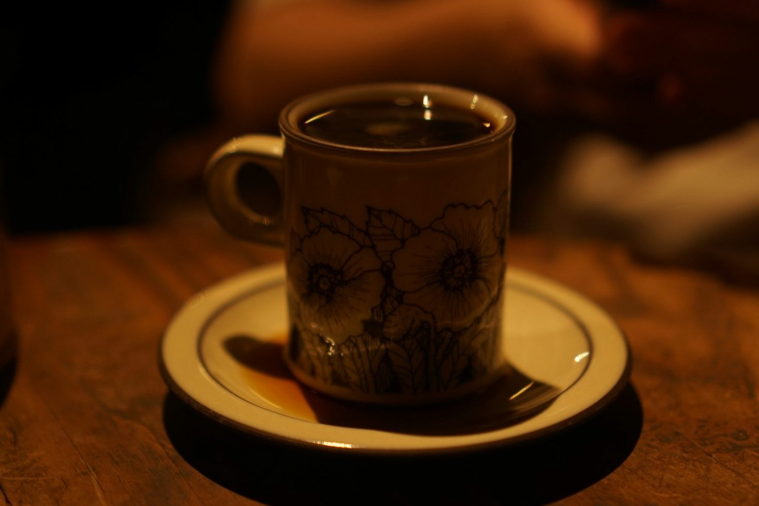 花の模様が入った珈琲カップとソーサー