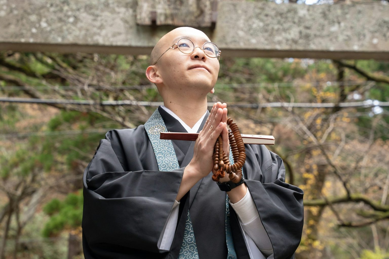 数珠を手に合掌する僧侶