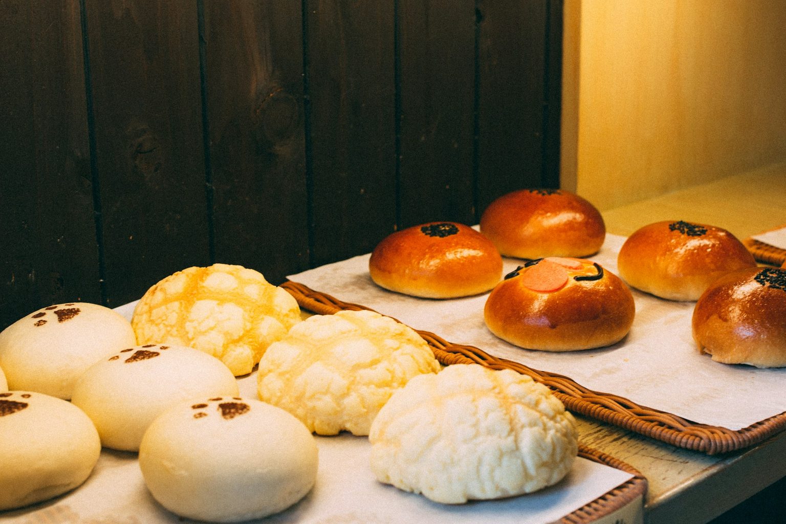 木の台に並んだ焼きたてのパン