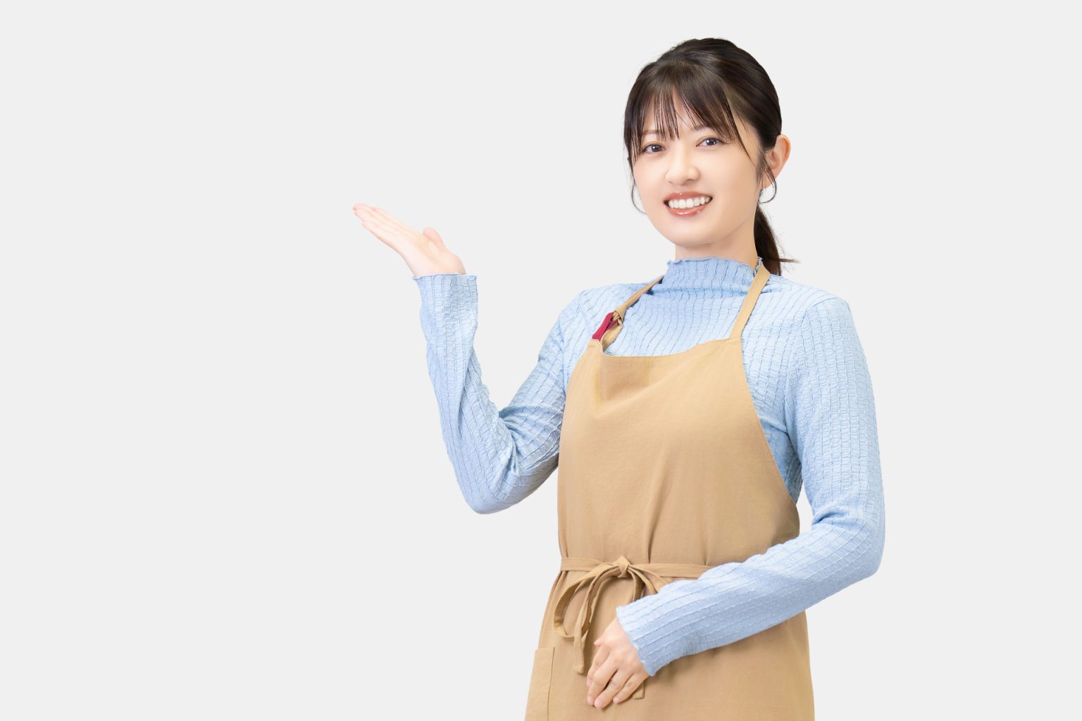 エプロン姿で案内するスタッフ