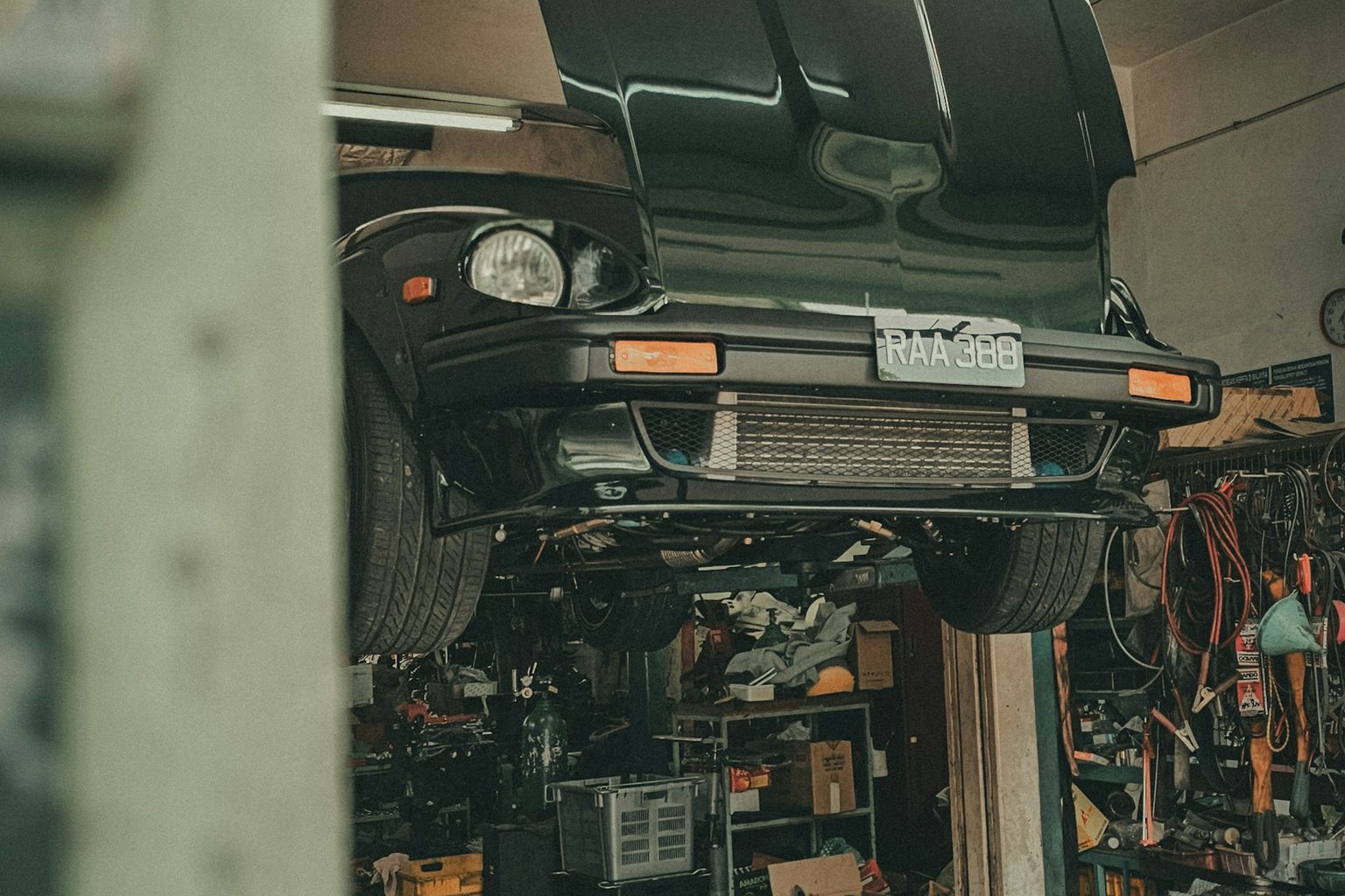 リフトで持ち上げた車の下まわり