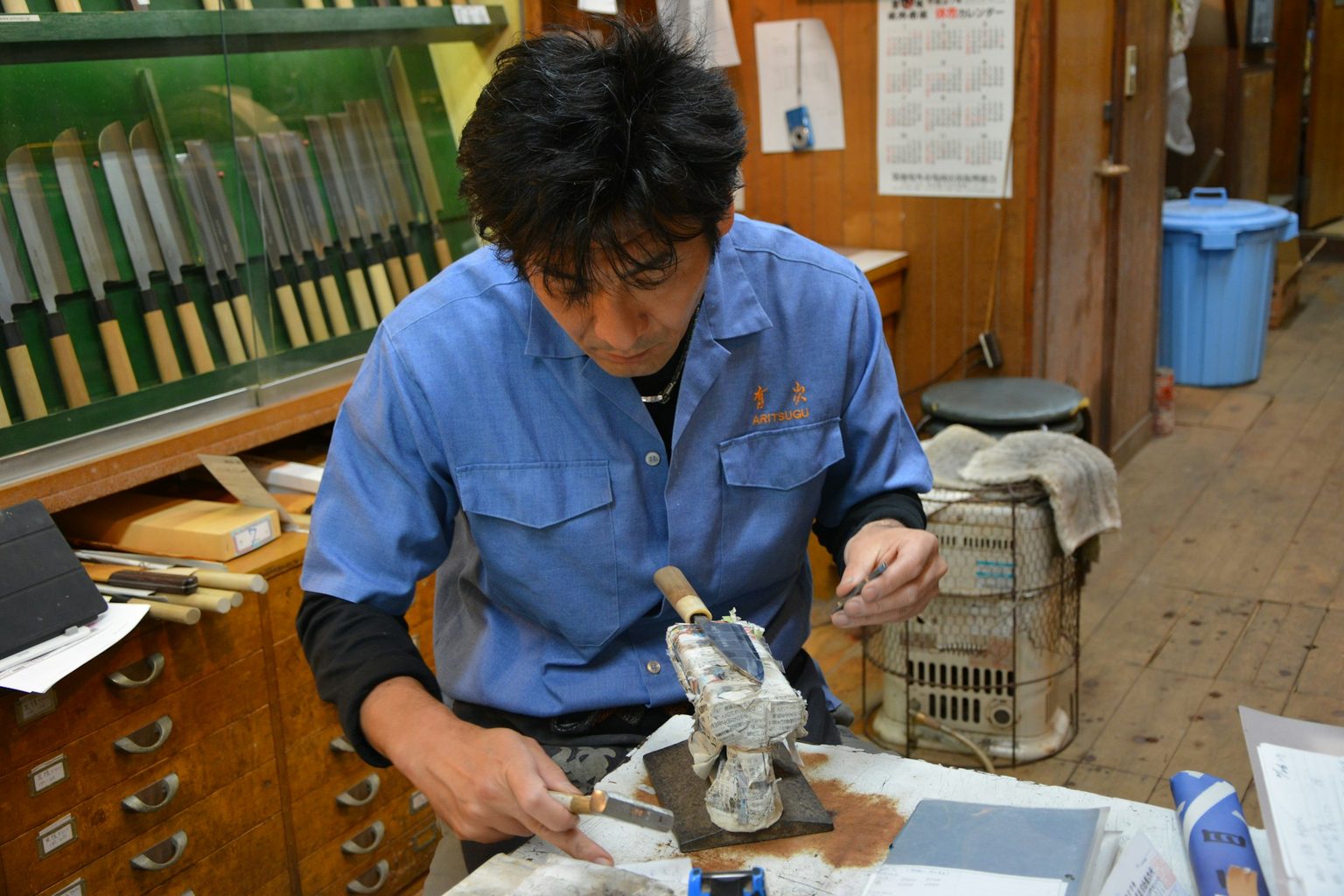 作業台で部品を仕上げる社員