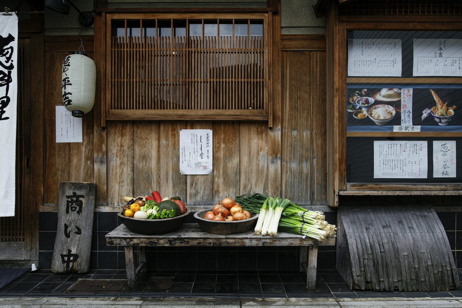 木の台に野菜を並べた直売所