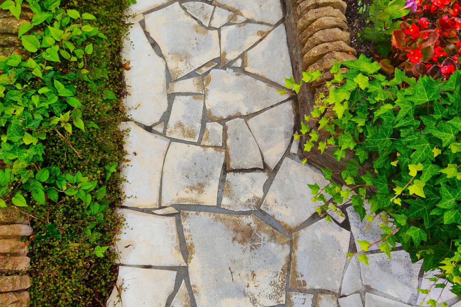 乱形石を敷いた小道と、両側の植栽