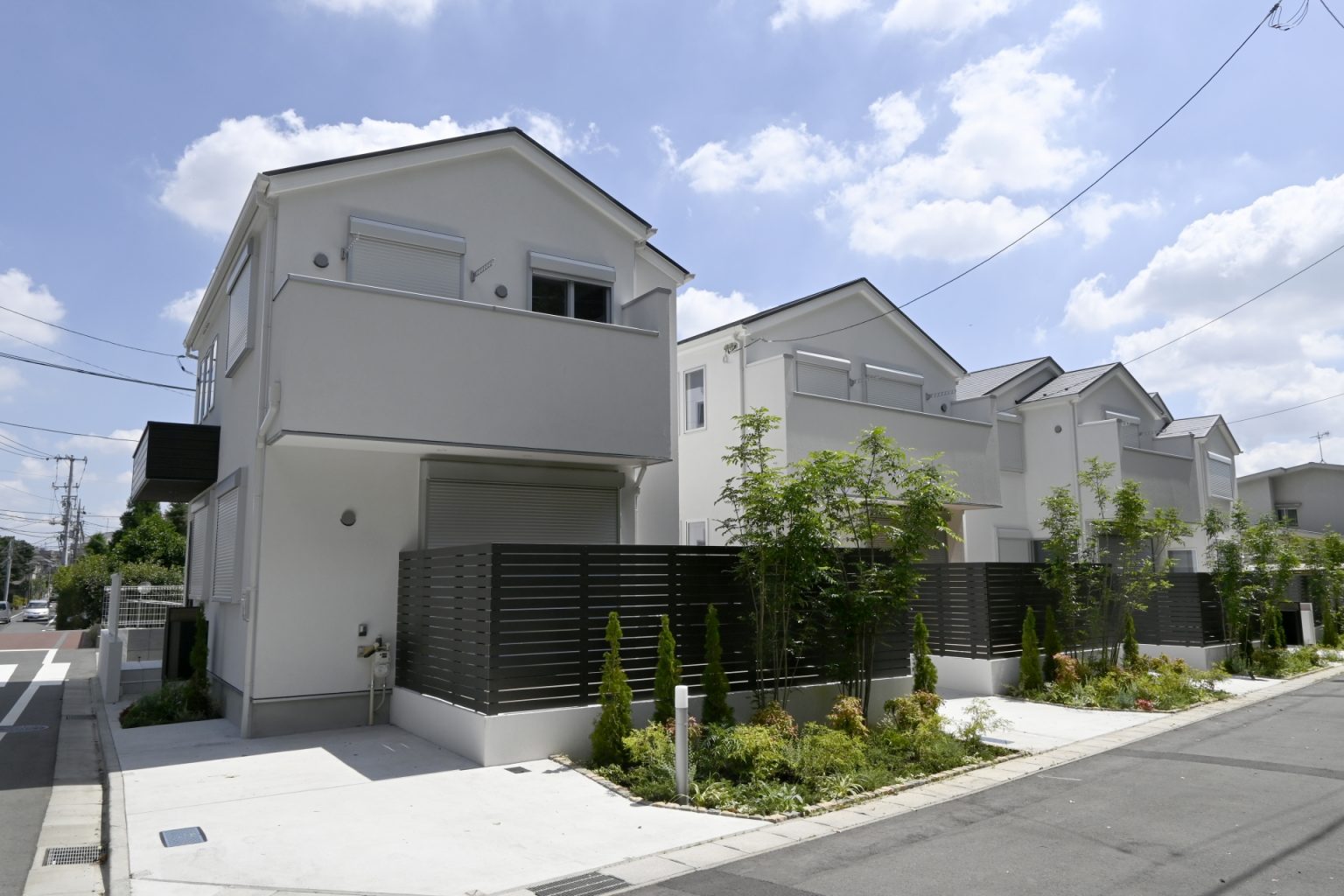 白い外壁に塗り替えられた戸建て住宅の外観
