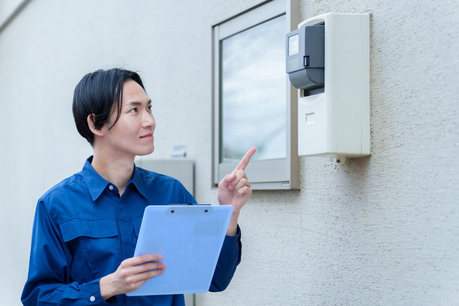 分電盤まわりを点検する職人