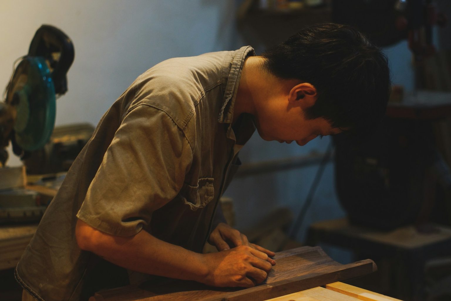 作業台で木材に印をつける職人