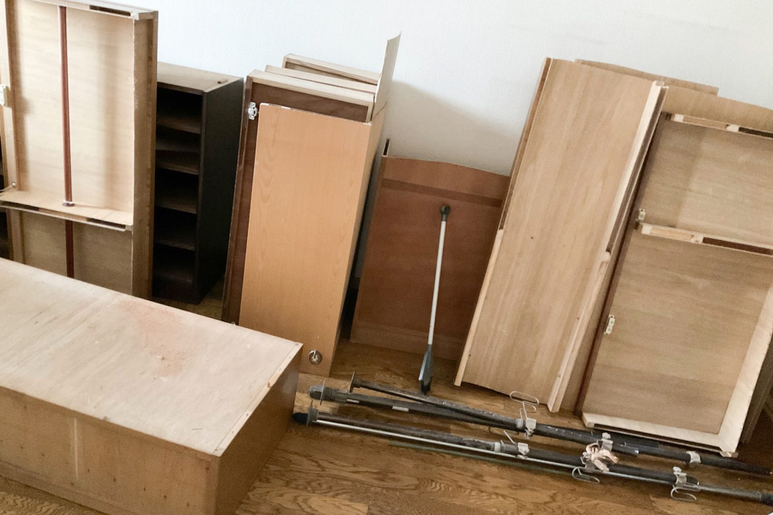 片付けで出た家具の板がまとめて置かれた部屋