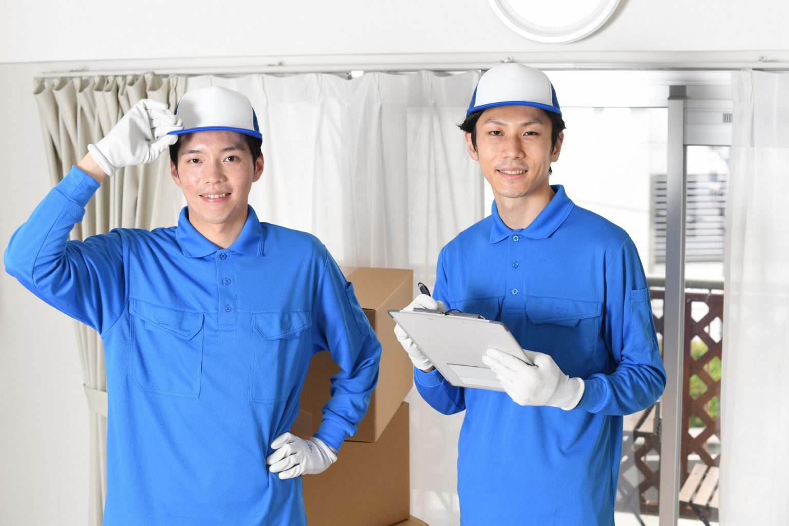 作業着を着て並んで立つスタッフ