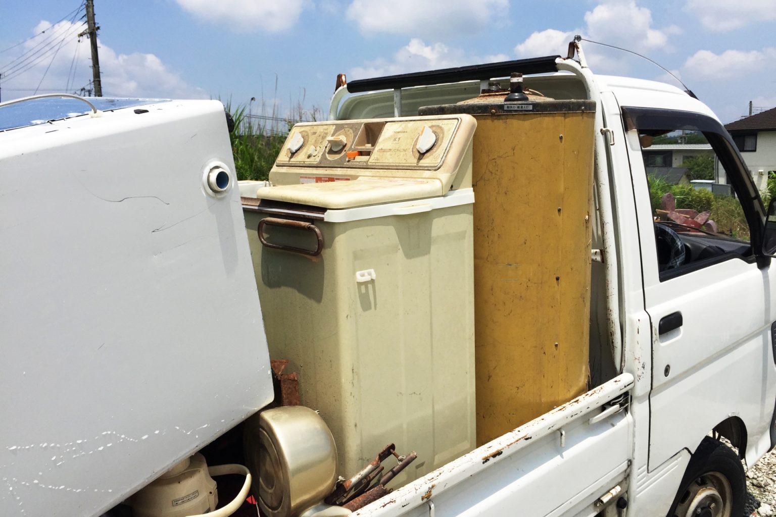 回収した家電を積んだ軽トラック