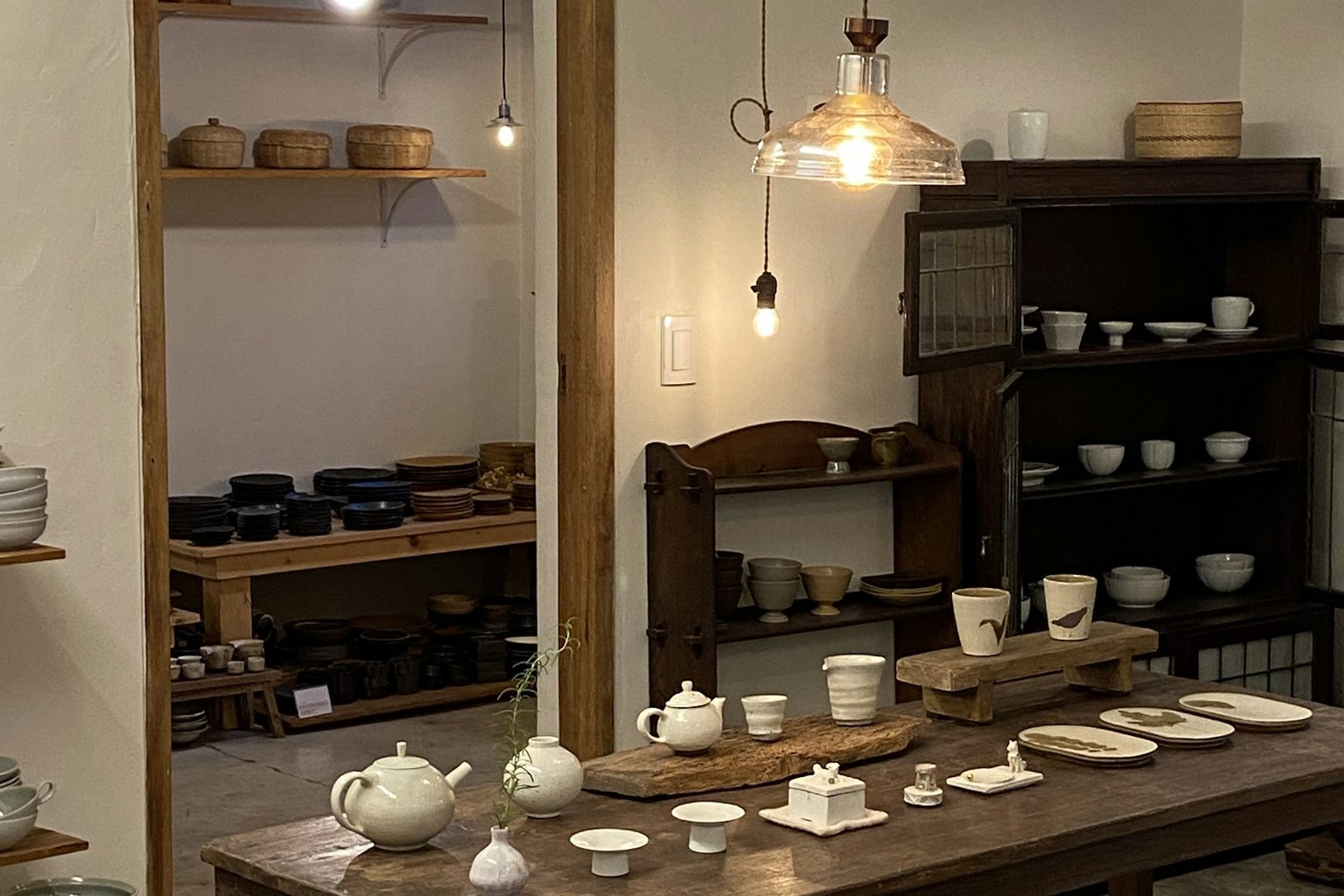 白い器と照明が並ぶ店内