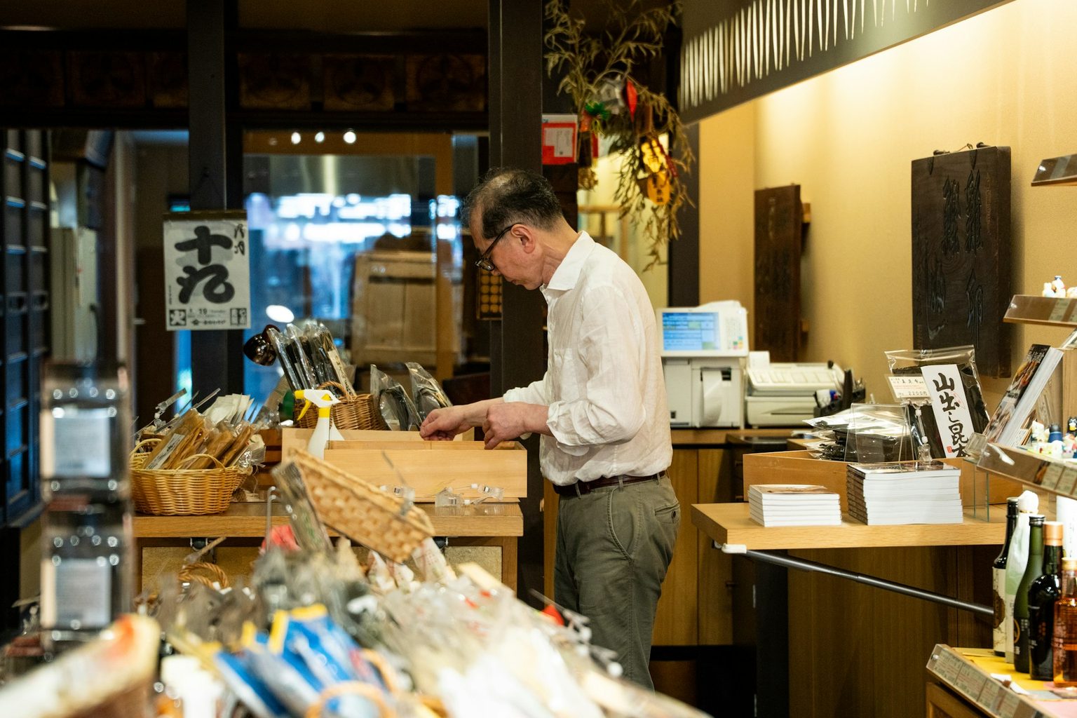 店の奥で作業をする店主