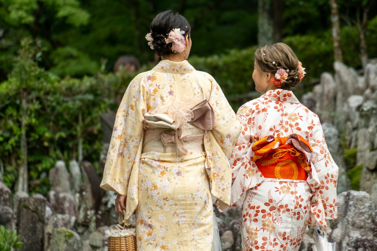 着物姿で並んで歩く二人の後ろ姿