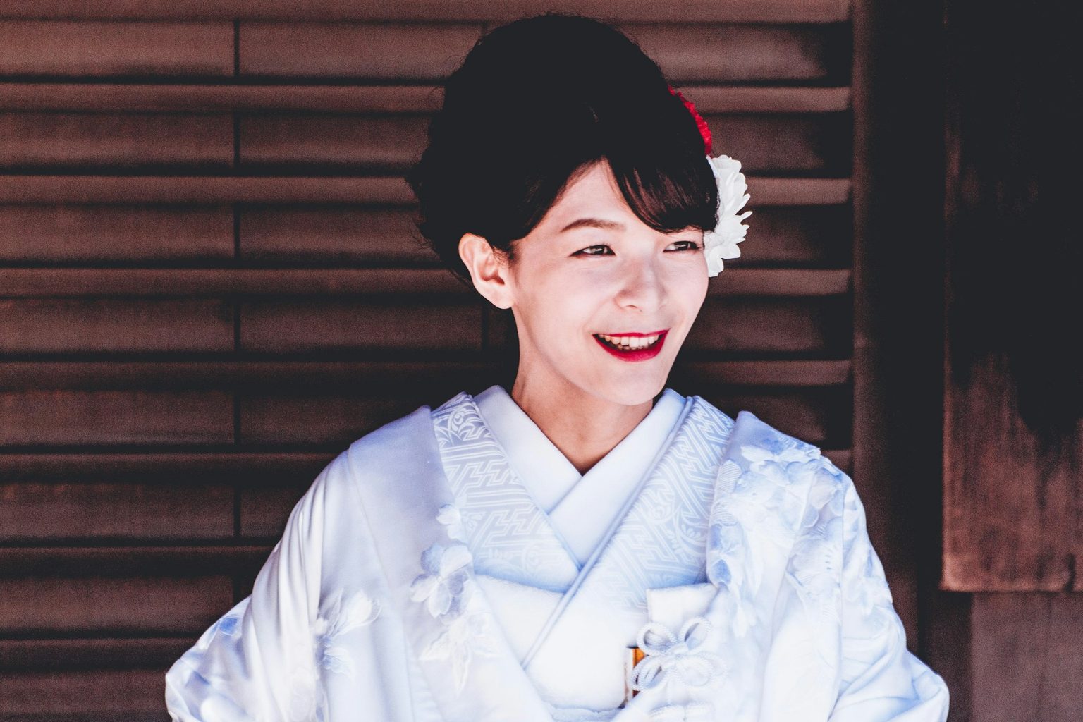 白無垢姿でほほえむ女性