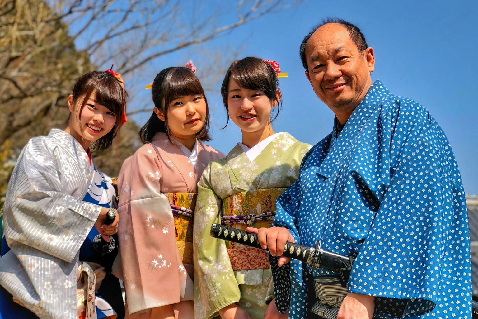 着物姿で並んで笑う家族