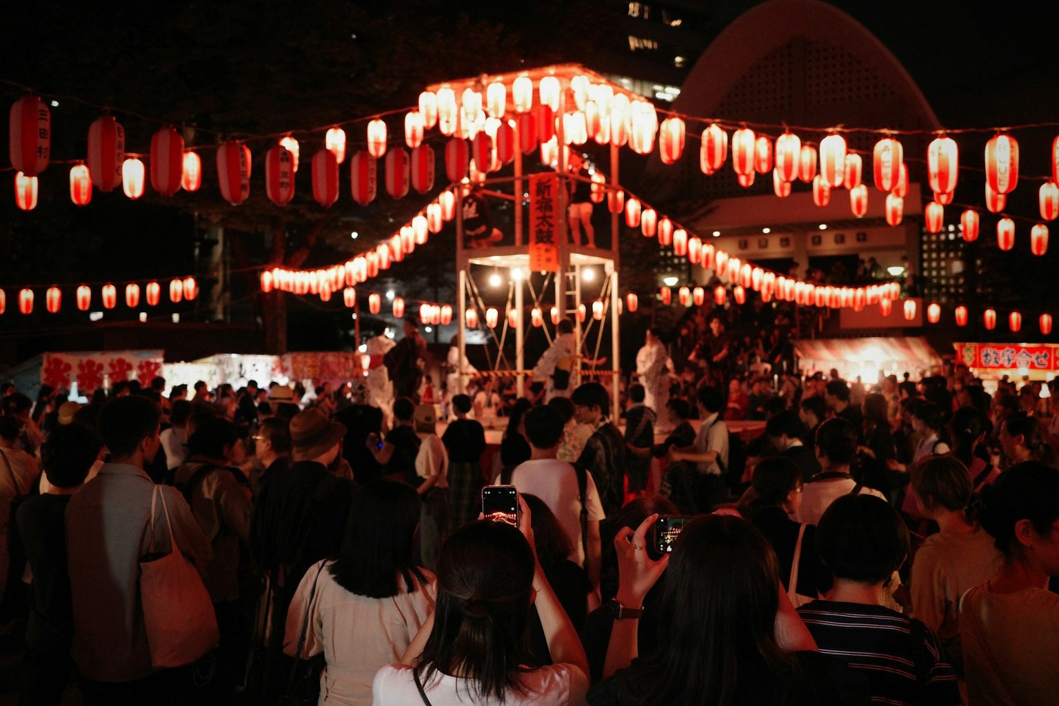 提灯が灯る夏祭りの会場