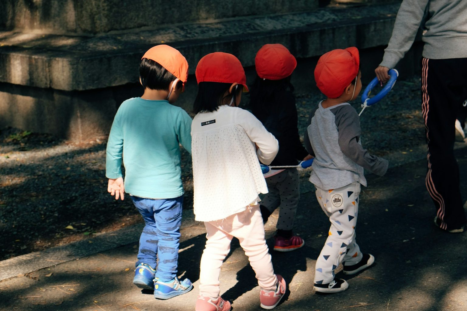 帽子をかぶって歩く子どもたち