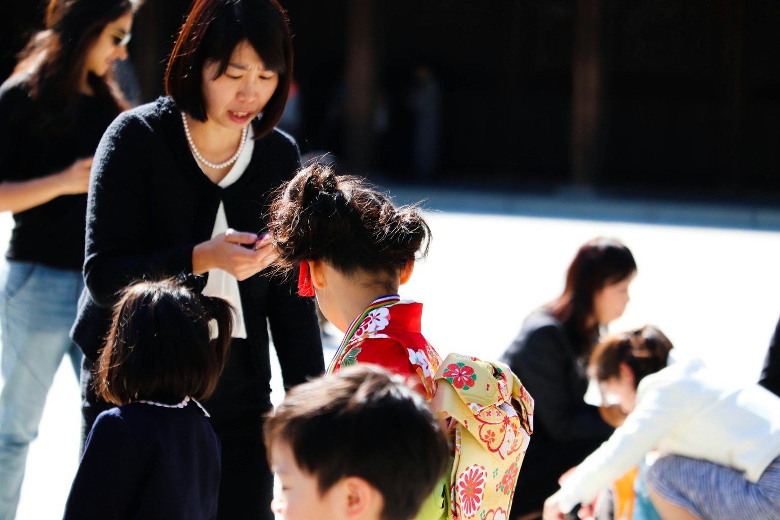 晴れ着の子どもと、見守る大人たち